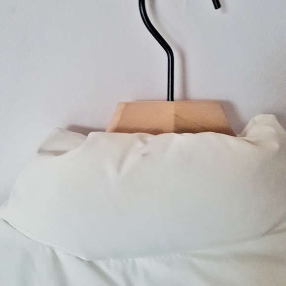 GAP White Puffer Vest with Belt - Picture 3 of 3